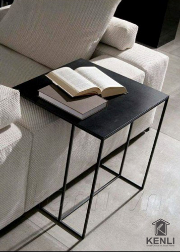 Với thiết kế chân đỡ chữ U bạn có thể đặt cạnh ghế sofa thành bàn đọc sách thật tiện lợi