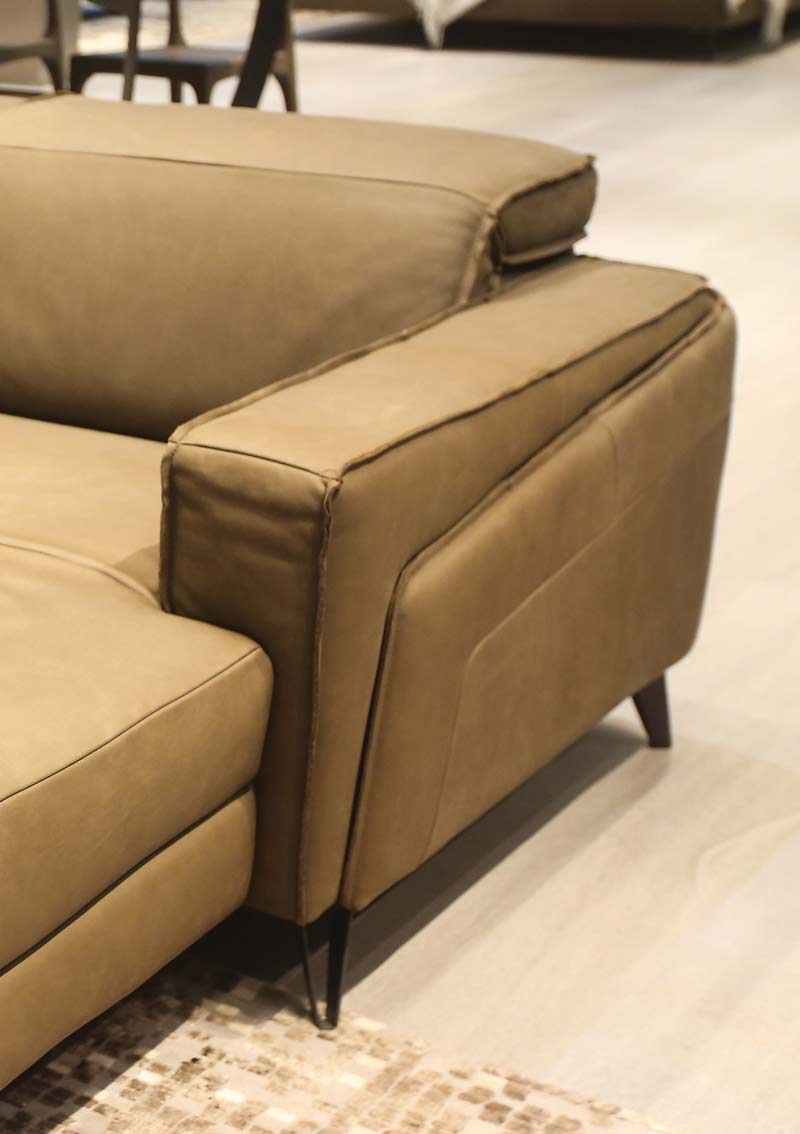 Sofa da FE10 cố tình để lộ phần vải thừa với những đường may tinh tế