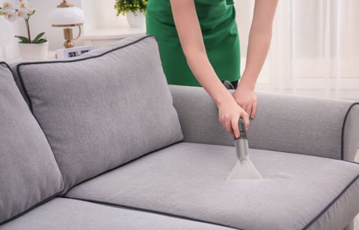 Vệ sinh ghế Sofa hằng ngày bằng máy hụt bụi