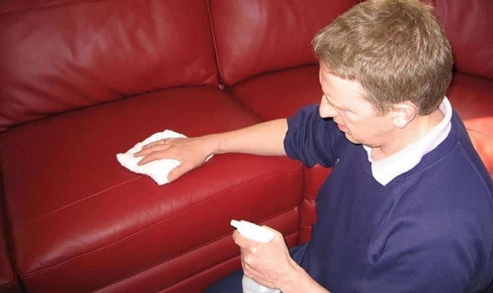 Dung dịch vệ sinh giúp làm sạch ghế sofa khi bị bẩn