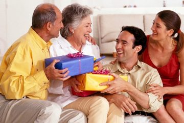 8 Món Quà Tết Cho Bố Mẹ Vợ Ghi Điểm Tốt Nhất