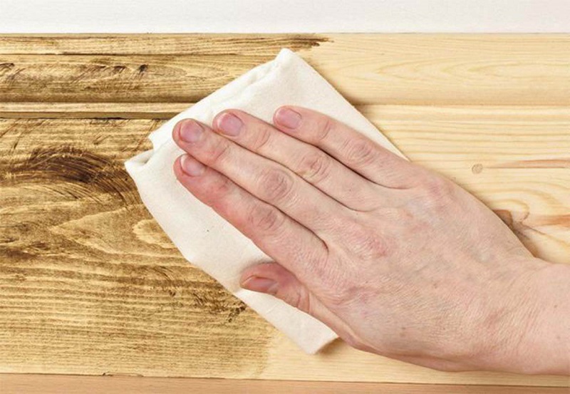 Đánh sáp cần phải có kinh nghiệm để lớp bề ngoài gỗ luôn mới