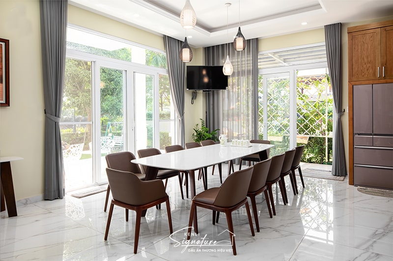 Bàn ăn mặt đá 10 ghế – Không chỉ lớn, mà là trung tâm kết nối có chiều sâu