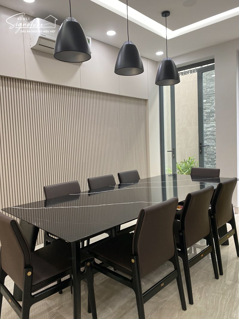 Bàn ăn mặt đá 8 ghế – Rộng đủ để đón, vững đủ để giữ, đẹp đủ để không cần thay 4 bàn ăn mặt đá 8 ghế HENRY vân kéo chân