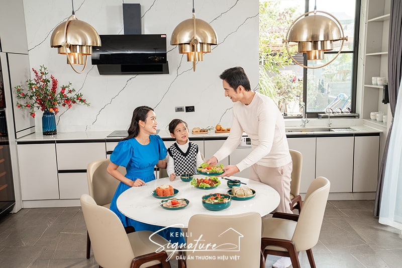 Bộ bàn ăn tròn 4 ghế – Tròn trịa, ấm cúng, sống gọn tinh tế 1 bộ bàn ăn tròn 4 ghế cho căn hộ nhỏ tại Kenli